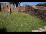 07192 ostia - regio i - insula xiii - fullonica (i,xiii,3) - mittl laden - bli ri osten - 06-2024.jpg